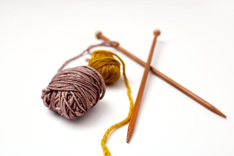 Stricknadeln im Test Hier sind Paarnadeln mit Wolle zusehen.