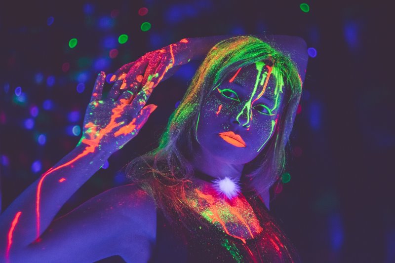 Nachtleuchtende Leuchtfarben für Fotoshooting